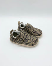 Load image into Gallery viewer, Bobux Go Cruiser XP Marvel Leopard Shimmer