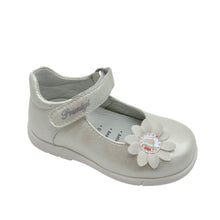 Load image into Gallery viewer, A white Primigi Baby Mary Jane shoe with a daisy flower decoration on the top, featuring a Velcro fastening and a non-slip rubber sole.