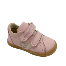 Load image into Gallery viewer, A pale pink Primigi Baby Soft barefoot shoe with double Velcro straps and a non-slip rubber sole, displayed against a white background.