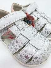 Load image into Gallery viewer, Garvalin Closed Toe Sandal White/Silver 262326-A313