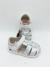 Load image into Gallery viewer, Garvalin Closed Toe Sandal White/Silver 262326-A313