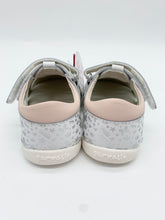 Load image into Gallery viewer, Garvalin Closed Toe Sandal White/Silver 262326-A313