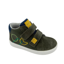 Load image into Gallery viewer, A green and yellow Superfit toddler's sneaker with double Velcro straps and an arrow decoration on the heel.