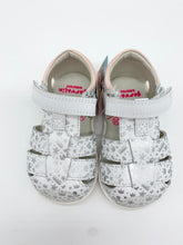 Load image into Gallery viewer, Garvalin Closed Toe Sandal White/Silver 262326-A313