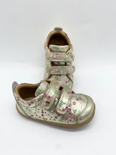 Load image into Gallery viewer, Bobux Step up First Walker Gold Multi