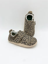 Load image into Gallery viewer, Bobux Go Cruiser XP Marvel Leopard Shimmer