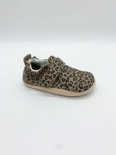 Load image into Gallery viewer, Bobux Go Cruiser XP Marvel Leopard Shimmer