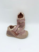 Load image into Gallery viewer, Biomecanics Sequin Gold Kiss Shoe