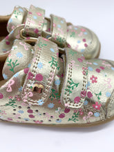 Load image into Gallery viewer, Bobux Step up First Walker Gold Multi