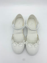 Load image into Gallery viewer, White Heeled Shoe Poti Pati