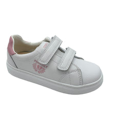 Load image into Gallery viewer, A white Pablosky Wilson shoe with pink details, featuring a leather upper and double Velcro fastenings, designed for girls.