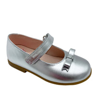 Load image into Gallery viewer, A silver Pablosky Mary Jane flat shoe with a bow detail and Velcro strap.