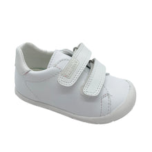 Load image into Gallery viewer, A white Pablosky Leader-Tech First Walker shoe for children with double velcro fastening.