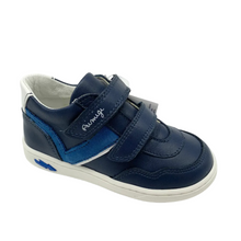Load image into Gallery viewer, A navy and white Primigi Oceano shoe with double velcro straps and a padded ankle, designed for young boys.