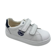 Load image into Gallery viewer, A white and navy Pablosky Wilson shoe with double velcro fastenings and a non-slip rubber sole, designed for children.