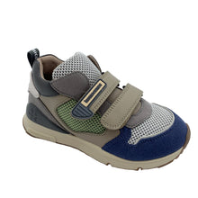 Load image into Gallery viewer, A pair of children's sneakers with double velcro fastening, in oyster and blue colors with a padded ankle and a rubber sole.