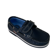 Load image into Gallery viewer, A navy blue Pablosky deck shoe with a velcro strap, featuring a leather upper and a flexible sole.