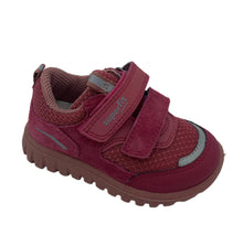 Load image into Gallery viewer, A pink junior trainer with double velcro straps, made of mixed fabric, featuring a non-slip sole and reflective detail.
