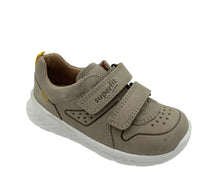 Load image into Gallery viewer, A pair of beige and yellow Superfit Breeze sneakers with a leather upper and double velcro fastening, displayed against a white background.