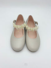 Load image into Gallery viewer, Pablsoky Cream Shoe Flower Strap/Napa Nacar Marfil 863738