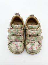 Load image into Gallery viewer, Bobux Step up First Walker Gold Multi
