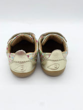 Load image into Gallery viewer, Bobux Step up First Walker Gold Multi

