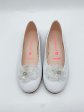 Load image into Gallery viewer, Pablosky White Shoe with Flower Napa Nacar Blanco 261879908

