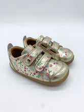 Load image into Gallery viewer, Bobux Step up First Walker Gold Multi
