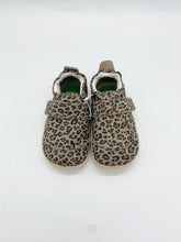 Load image into Gallery viewer, Bobux Go Cruiser XP Marvel Leopard Shimmer

