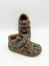 Load image into Gallery viewer, Superfit Saturnus First Walker Braun/Dog Print Braun 1-0009353-3000
