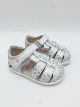 Load image into Gallery viewer, Garvalin Closed Toe Sandal White/Silver 262326-A313
