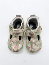 Load image into Gallery viewer, Bobux Scout T-Bar Cruiser Gold Multi
