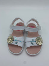 Load image into Gallery viewer, Pablosky Gold Flower Sandal Blanco
